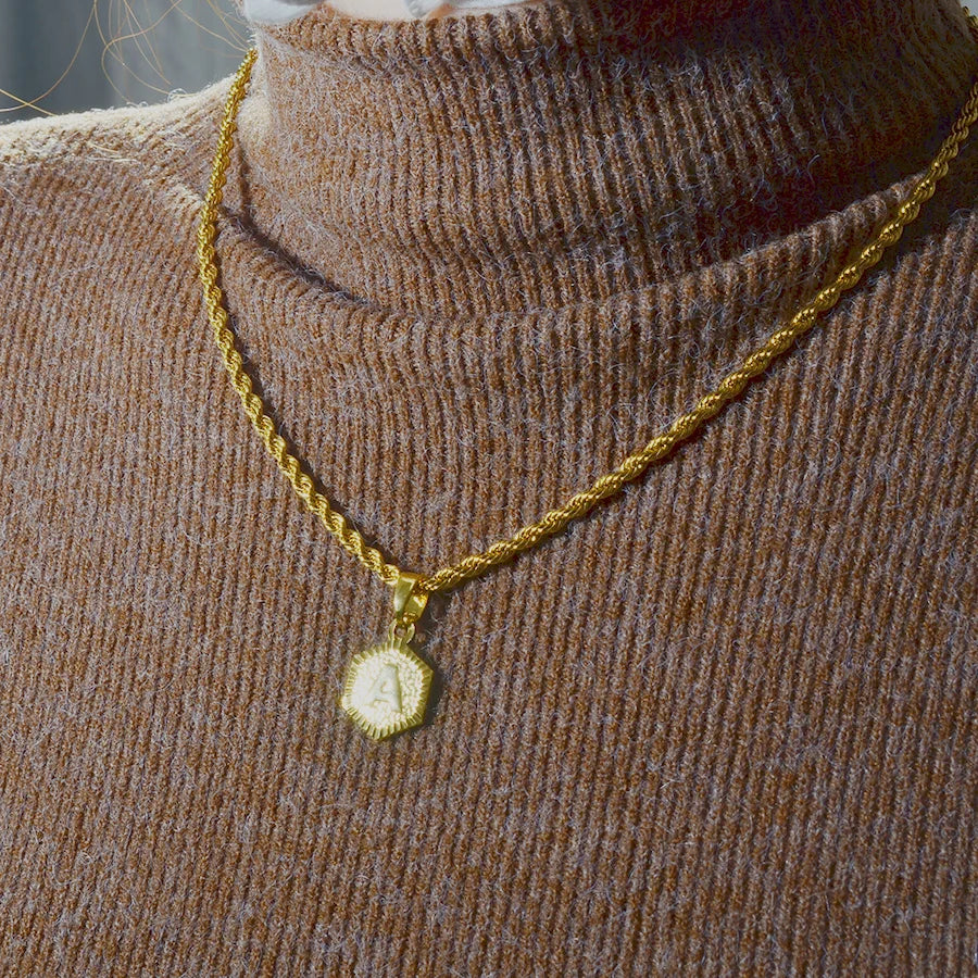 Golden Statement – Alphabet Necklace für Sie & Ihn