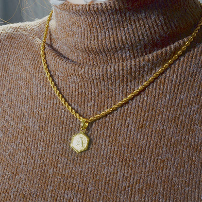 Golden Statement – Alphabet Necklace für Sie & Ihn